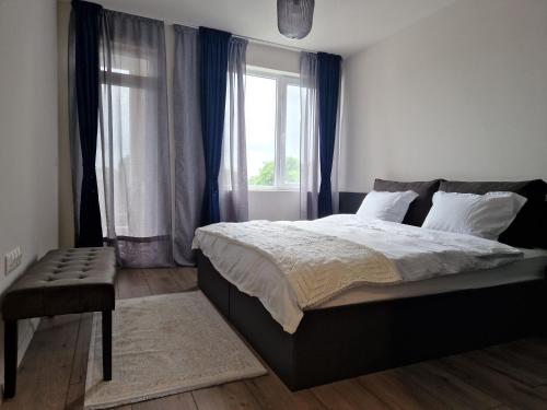 布尔加斯Apartment Enya的一间卧室设有一张大床和一个窗户。