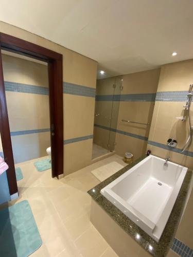 多哈Luxury 2 bedroom Apt in The Pearl with Marina view的一间带大浴缸和淋浴的浴室