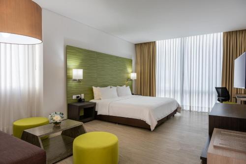 卡塔赫纳博卡格兰德智选假日酒店的酒店客房设有床和客厅。