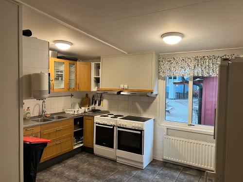 斯塔德Beach House Ystad的厨房配有炉灶、水槽和窗户。