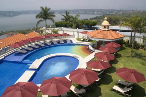 特克塞丁戈艾克瑟拉里斯会议及Spa大酒店 的享有带遮阳伞的度假村游泳池的空中景致