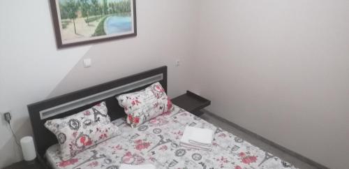 诺维萨德Exit Labirint Centar的一间卧室配有一张带粉色和白色床单及枕头的床。