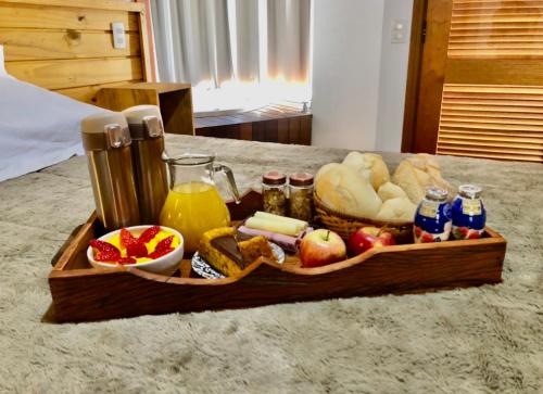 蒙特韦尔迪Afha 48的包括面包、水果和果汁的食品托盘