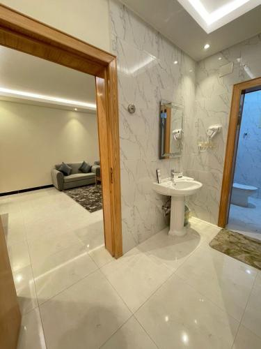 艾卜哈فندق اريف的一间带水槽的浴室和一张沙发