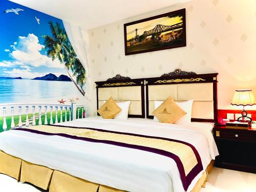 胡志明市西贡酒店的一间卧室设有一张大床,享有海景
