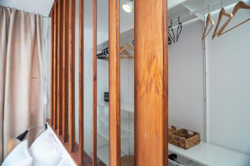 斯普利特Sun and Sea Deluxe Apartments的更衣室配有镜子和床