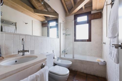 格拉纳达洛斯纳瓦斯宫酒店的浴室配有卫生间、盥洗盆和浴缸。