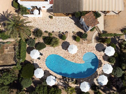 休达德亚桑朱娜达乡村酒店的园景庭院中游泳池的顶部景色