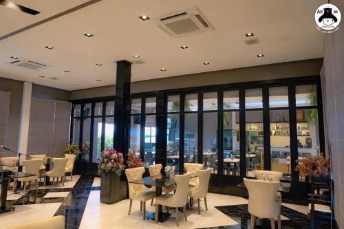 tt Residence餐厅或其他用餐的地方