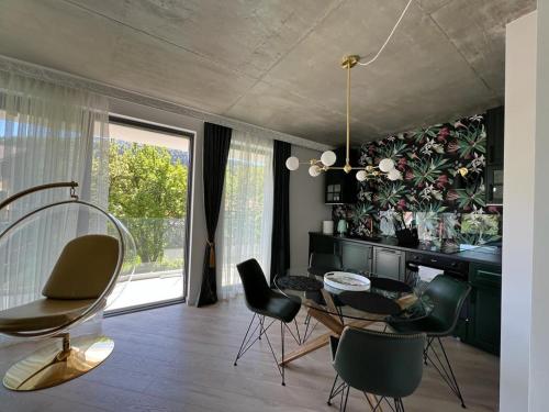 什切尔克Apartament Sevilla z prywatną sauną的一间带桌椅的客厅和一间用餐室