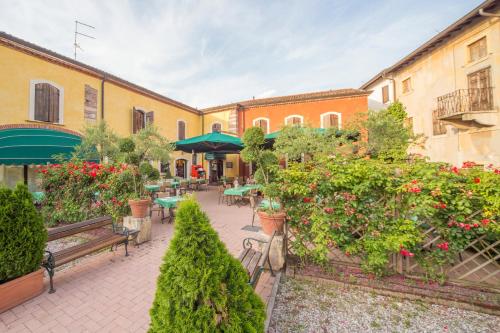 多索博诺安堤齐科帝里酒店的户外庭院设有长椅、桌子和鲜花