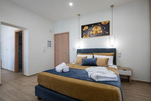 卡拉马塔Kalypso Apartments的一间卧室配有一张大床和毛巾