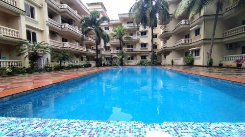 瓦尔恰Seacoast Retreat- Lovely 2 BHK apartment with pool的大楼前的大型游泳池