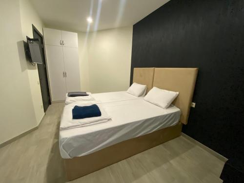 库塔伊西星星旅舍的小卧室配有一张带蓝色枕头的床