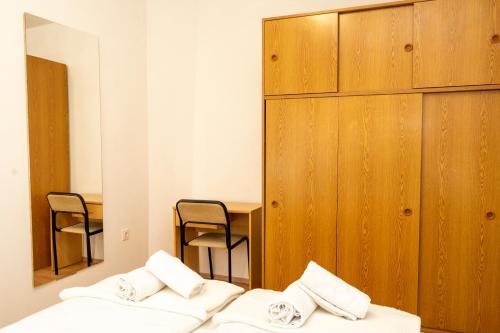 克宁Apartman Čurčić的一间卧室配有两张床和一张桌子及椅子