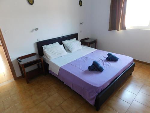 伊利索斯索菲亚别墅酒店的一间卧室,配有一张带两个袋子的床