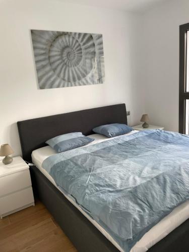 阿尔加德萨Modern 2 beds apartment in Alcaidesa的一间卧室配有一张带蓝色床单的大床