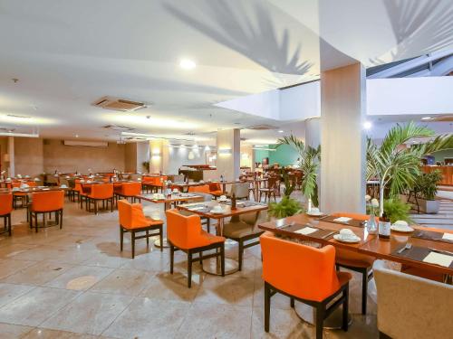 里约热内卢里约热内卢宜必思巴拉达蒂茹卡酒店的一间带桌椅的用餐室和一间餐厅