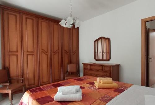 蒙塔尔奇诺Appartamento Il Glicine的一间卧室配有一张床,上面有两条毛巾