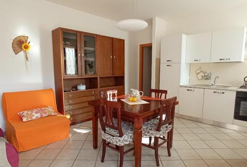 蒙塔尔奇诺Appartamento Il Glicine的厨房以及带桌椅的用餐室。
