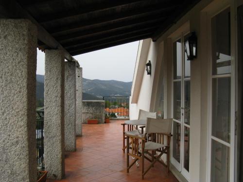 阿尔瓦伦加Vila Guiomar - Casa da Eira的阳台的天井配有桌椅