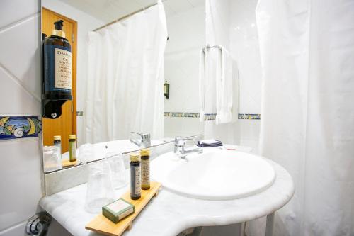 波瓦桑度马尔酒店 的白色的浴室设有水槽和镜子