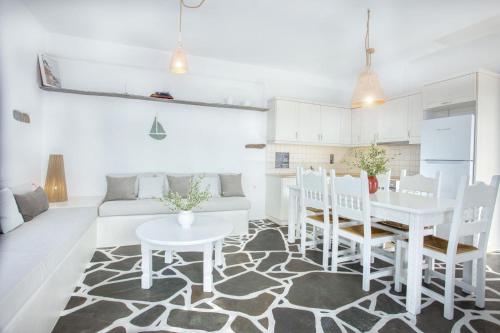 卡利斯托斯Penelope Villas的白色的客厅配有桌椅