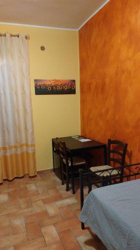 Torre Orsina诺尼旅馆的一间用餐室,在房间内配有桌椅