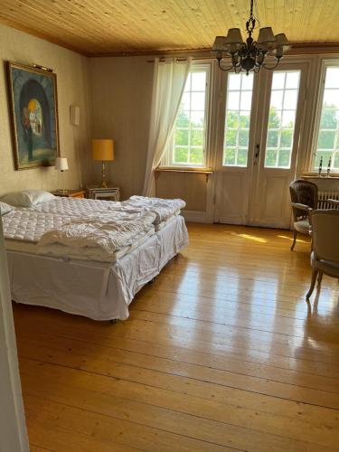 奥萨Trunna Vandrarhem & Konferens的卧室配有一张床、木地板和窗户。