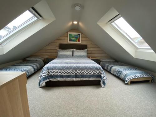 沃辛The Studio的阁楼卧室设有四张床和天窗。