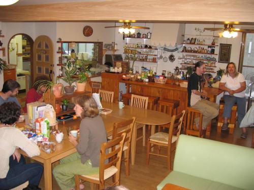 札幌井野背包客旅馆的一群坐在餐厅桌子上的人