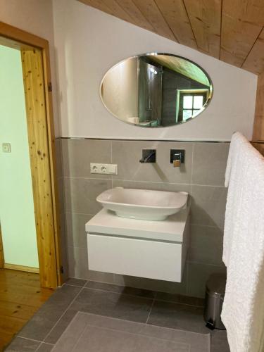 比绍夫斯维森Watzmann的一间带水槽和镜子的浴室