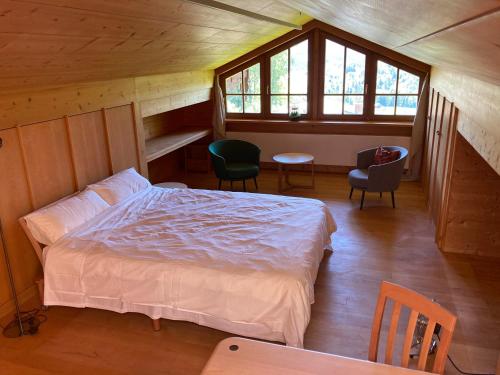 比绍夫斯维森Watzmann的小屋内一间卧室配有床和椅子