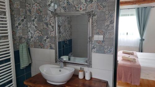 PačirEVA HOUSE的一间带水槽和镜子的浴室