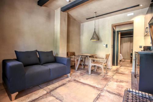 卡兰巴卡Meteora Heaven and Earth Kastraki premium suites - Adults Friendly的客厅配有沙发和桌子