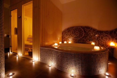 利贝雷茨健康尤马赛旅馆的浴室配有带蜡烛的浴缸。
