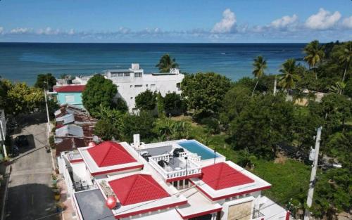 里奥圣胡安Villa colonial suite n 4 basic interior的享有红色屋顶房屋和海洋的空中景致