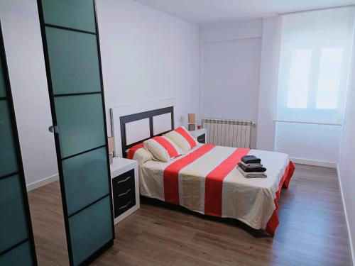 萨拉戈萨Apartamento El Torreón, con opción a parking的一间小卧室,配有一张床和镜子