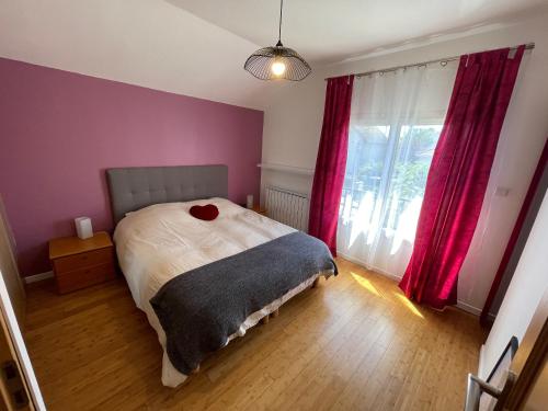 阿蒂斯蒙斯Maison Hotel proche Paris et Orly的一间卧室配有床、红色窗帘和窗户