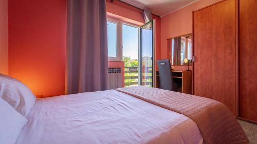科尔尼鲁格Guest House Raukar的一间卧室设有一张大床和一个窗户。