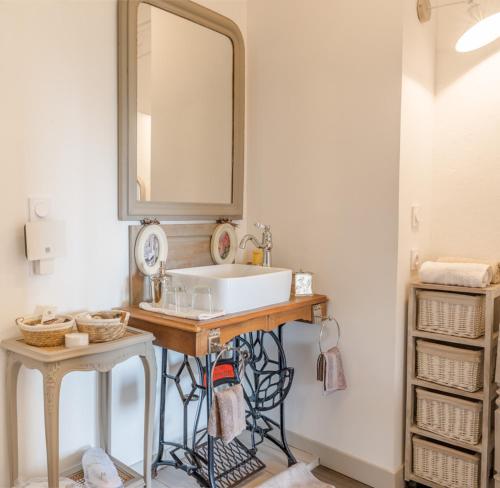 VianneAu Clair de Vianne的一间带水槽和镜子的浴室