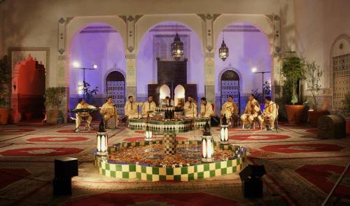 Sidi Abd el KaderRiad Freija-TAROUDANT的一群人在喷泉旁的房间里演奏音乐