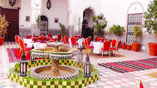 Sidi Abd el KaderRiad Freija-TAROUDANT的大楼内一家餐厅,配有红色的桌椅