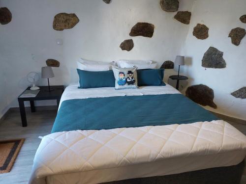 维亚纳堡Quinta da Ponte的卧室配有一张墙上岩石床。