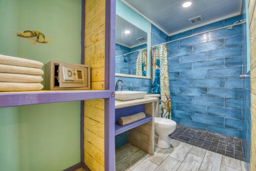 博卡斯德尔托罗Skully's House的蓝色的浴室设有水槽和卫生间