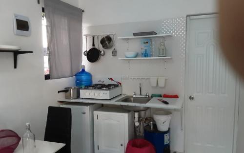 里奥圣胡安Vilaa Colonial Suite N 7, Basic exterior的一间带水槽和炉灶的小厨房