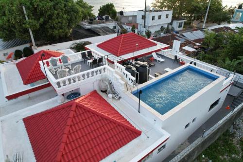 里奥圣胡安Villa Colonial suite n 3 familiar的享有带游泳池的房屋的空中景致