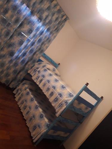 奇维泰拉-德尔特龙托Villino Sabina的一间卧室配有带窗帘的双层床