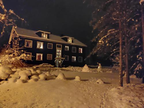 马里拉Villa Karllösa Bed and Breakfast的前面有一堆积雪的房子
