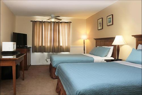 KemmererAntler Motel的酒店客房设有两张床和电视。